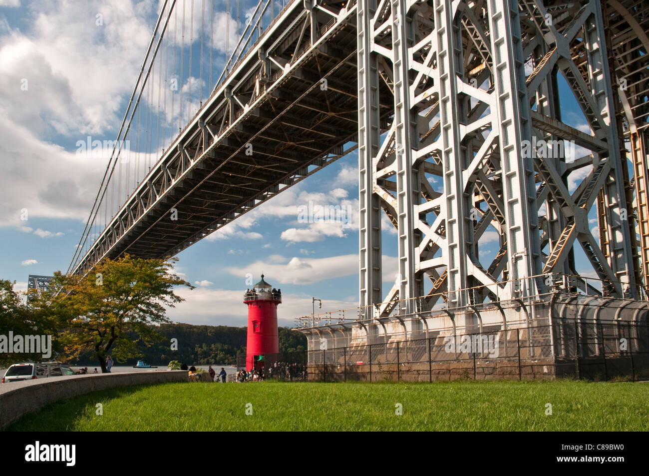 Der kleine rote Leuchtturm, offiziell Jeffreys Hook Lighthouse an der Basis der George Washington Bridge in New York City. Stockfoto