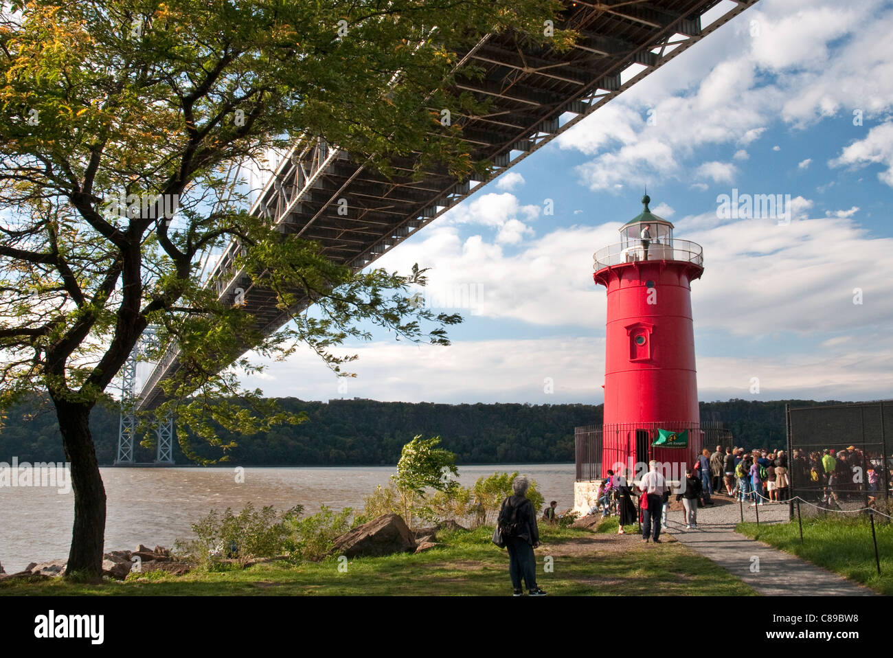 Der kleine rote Leuchtturm, offiziell Jeffreys Hook Lighthouse an der Basis der George Washington Bridge in New York City. Stockfoto