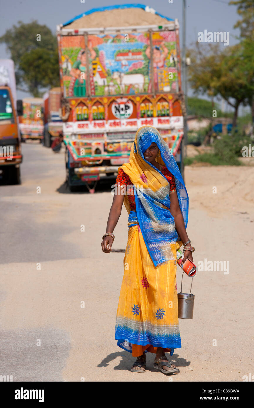 Indische Frau am Rasulpura in Sawai Madhopur, Rajasthan, Nordindien Stockfoto