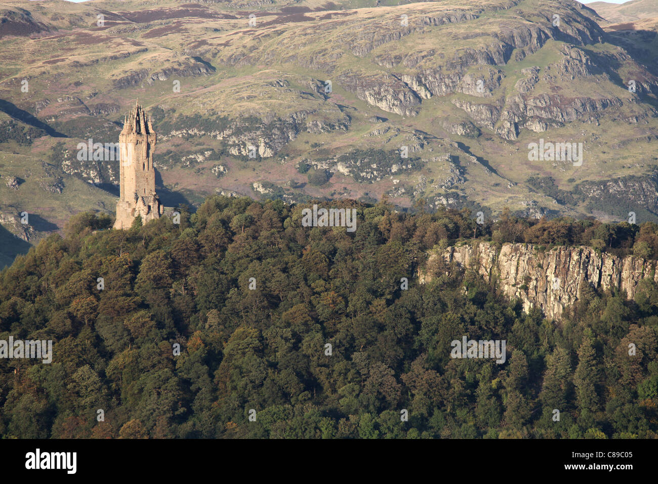 Stadt Stirling, Schottland. Fernsicht auf die John Thomas Rochead ausgelegt, National Wallace Monument. Stockfoto