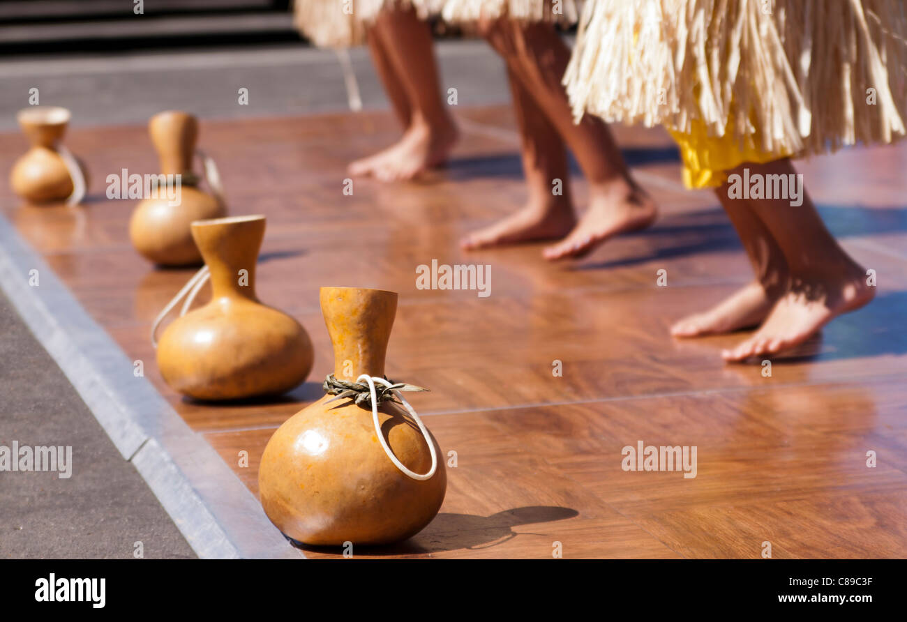 Hula-Kürbisse aufgereiht vor Hawaii Tänzerinnen Stockfoto