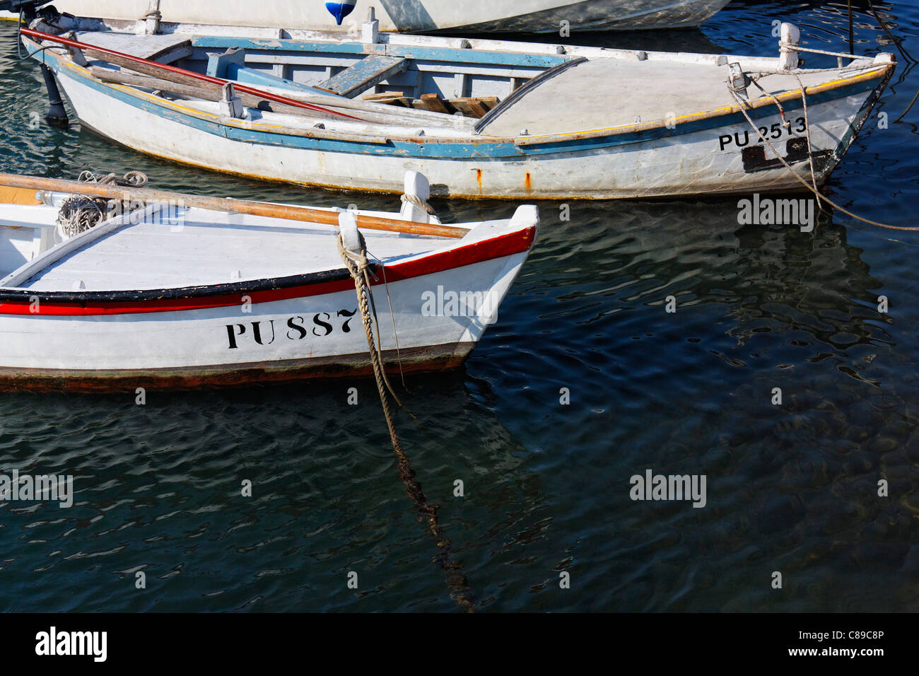 Zwei hölzerne Fischerboote mediterrane verankert. Stockfoto