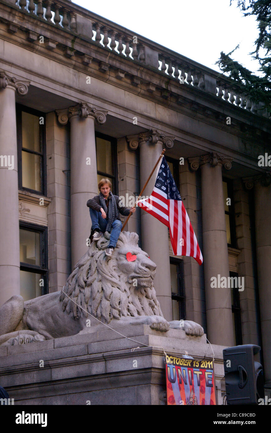 Demonstrant Holding eine amerikanische Flagge auf der besetzen Vancouver Kundgebung vor der Vancouver Art Gallery, Vancouver, British Columbia, Kanada. Stockfoto