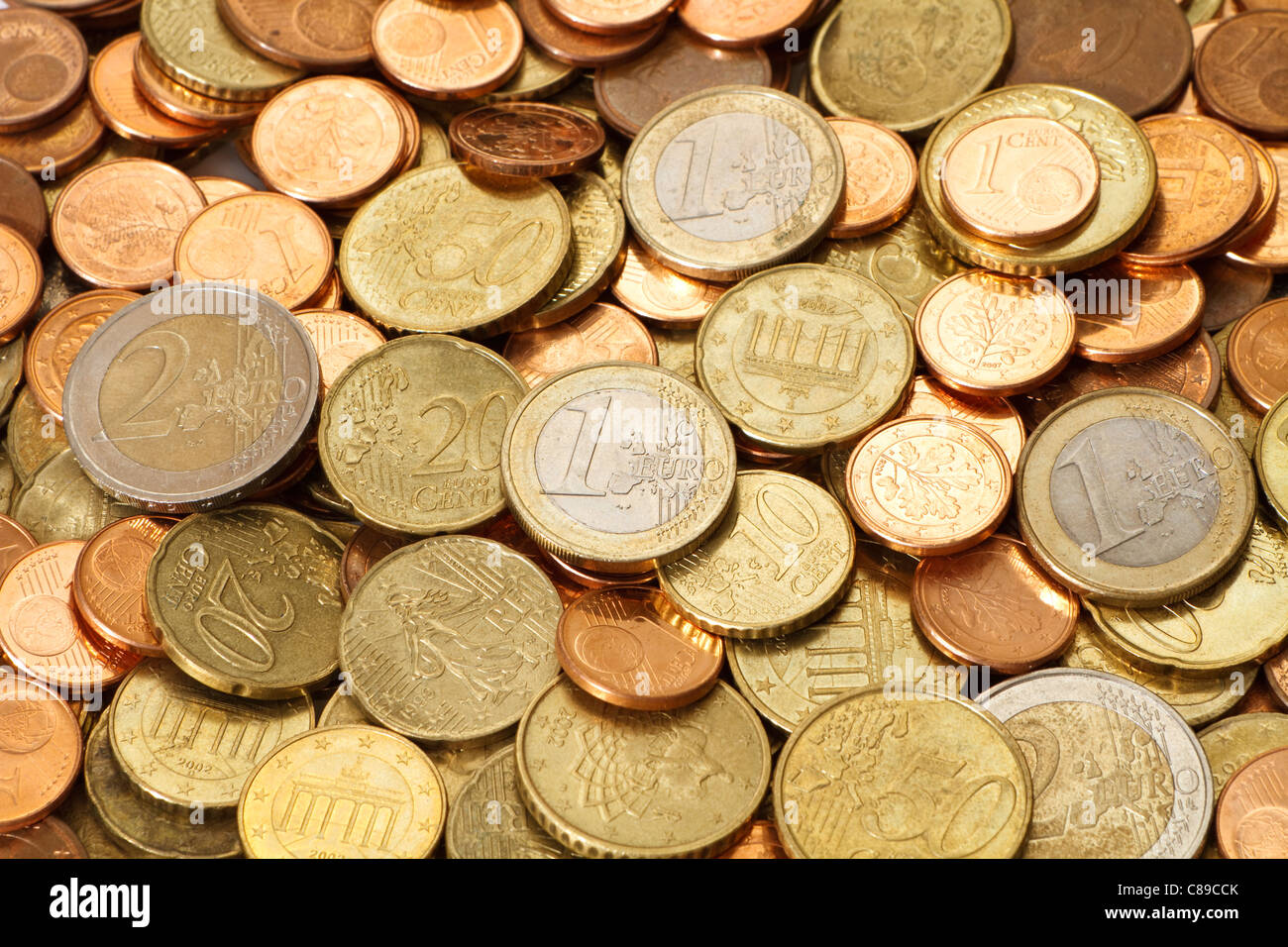 Ein Haufen von gebrauchten, Umlauf, modern, Euro-Münzen. In diesem Bild sind alle aktuellen Euro Münze Konfessionen vertreten. Stockfoto