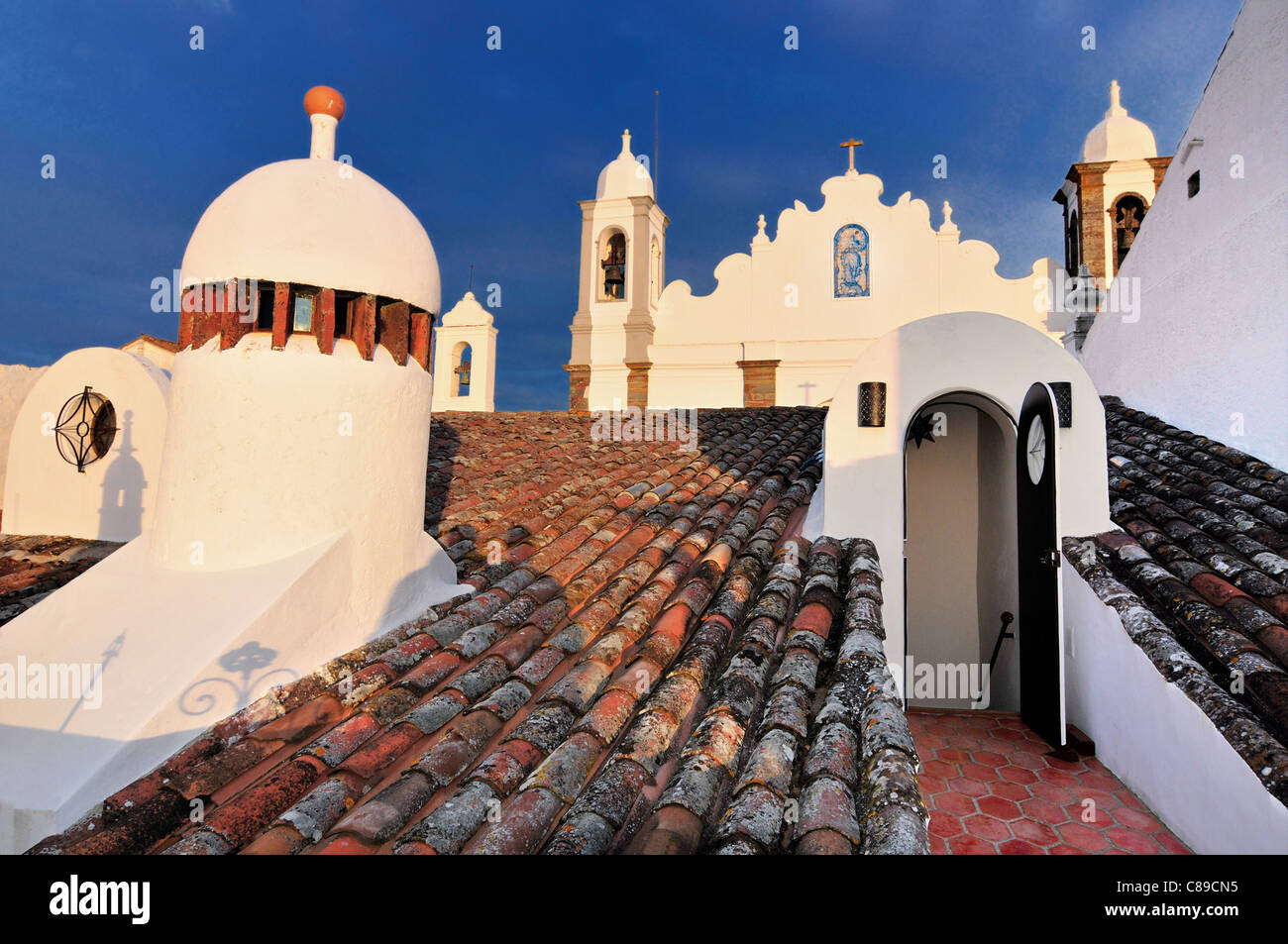 Portugal, Alentejo: Dach-Terrasse der Pension Casa Pinto im historischen Dorf Monsaraz Stockfoto