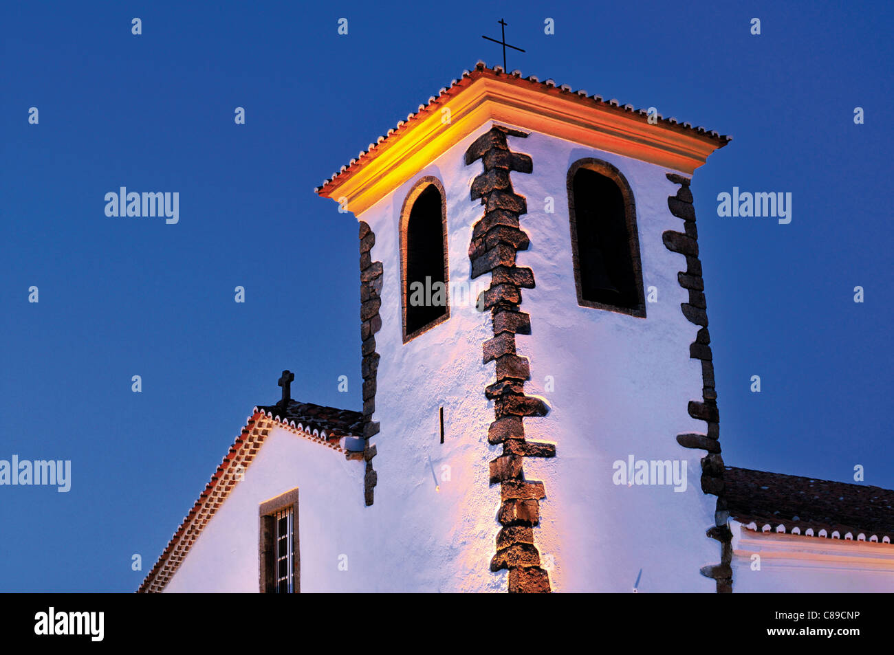 Portugal, Alentejo: Nächtlich beleuchteten Kirche und Museum von Santa Maria im historischen Dorf von Marvao Stockfoto