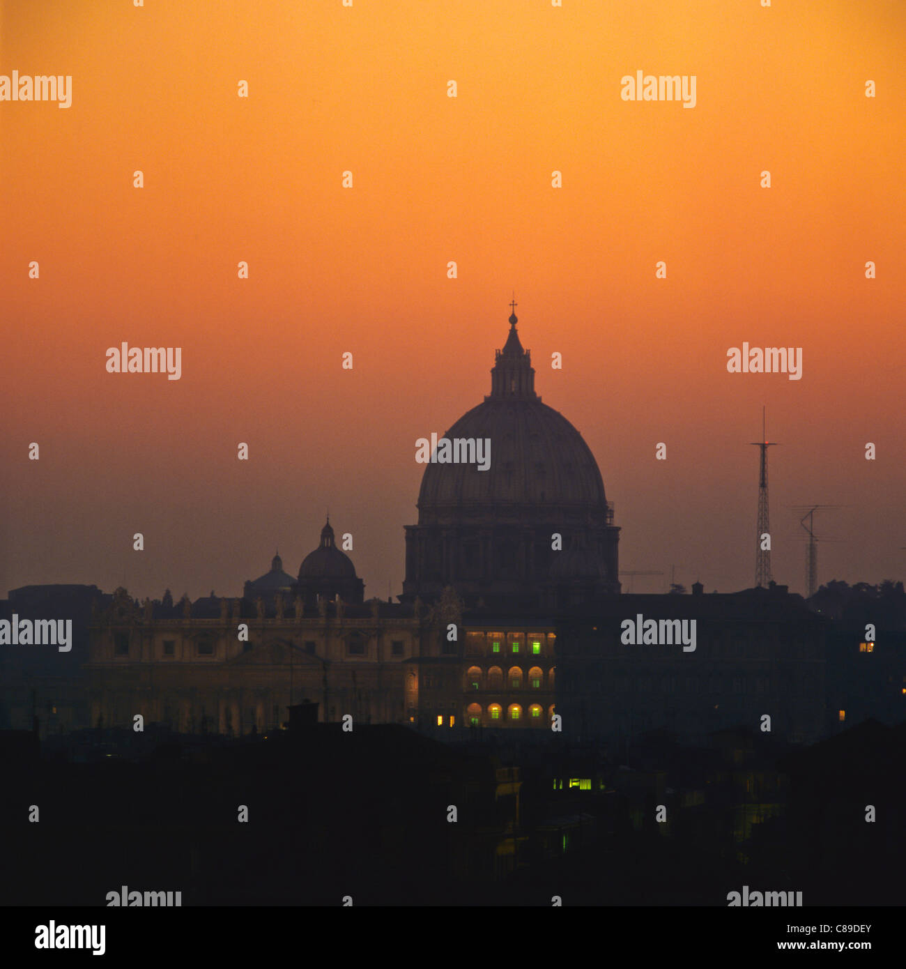 Skyline mit Str. Peters Basilica nach Sonnenuntergang Rom Italien Stockfoto