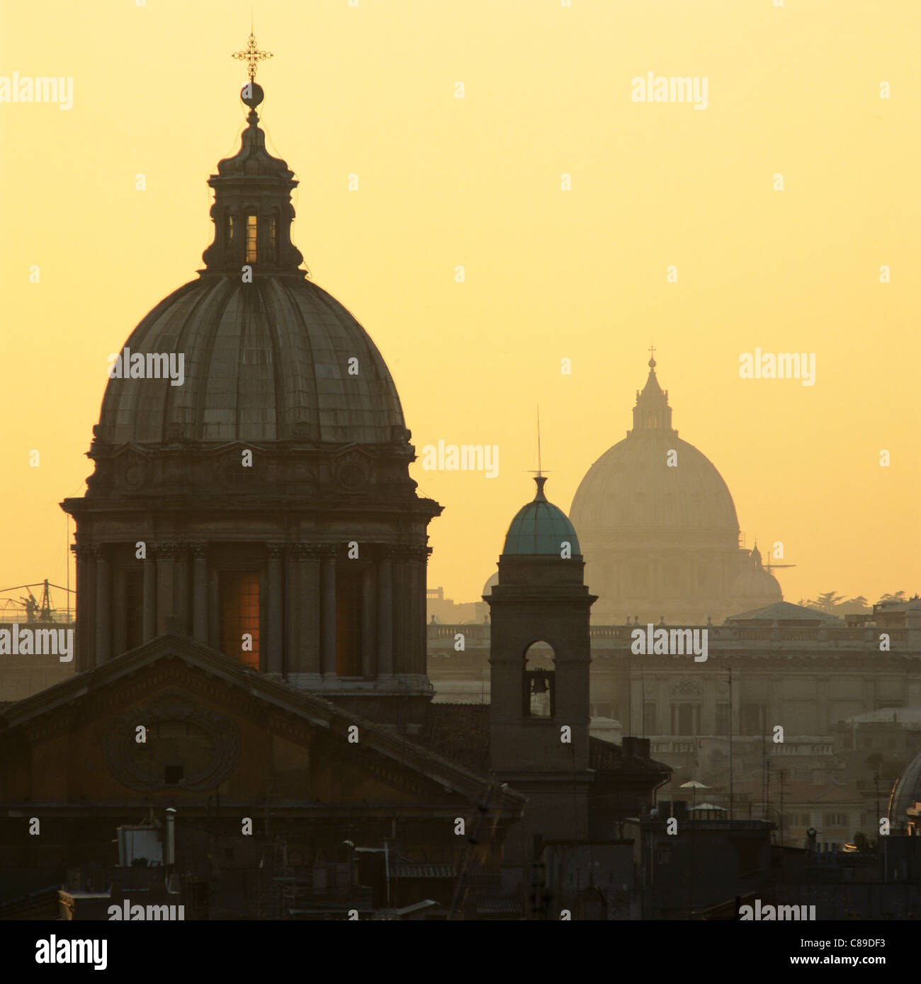 St Charles in der Corso-Kirche und St.-Peter Basilika Kuppeln nach Sonnenuntergang Rom Italien Stockfoto