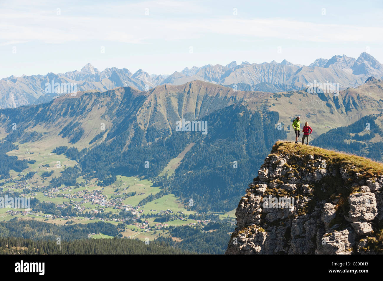 Österreich, Kleinwalsertal, Mann und Frau Wandern am Rand der Klippe Stockfoto