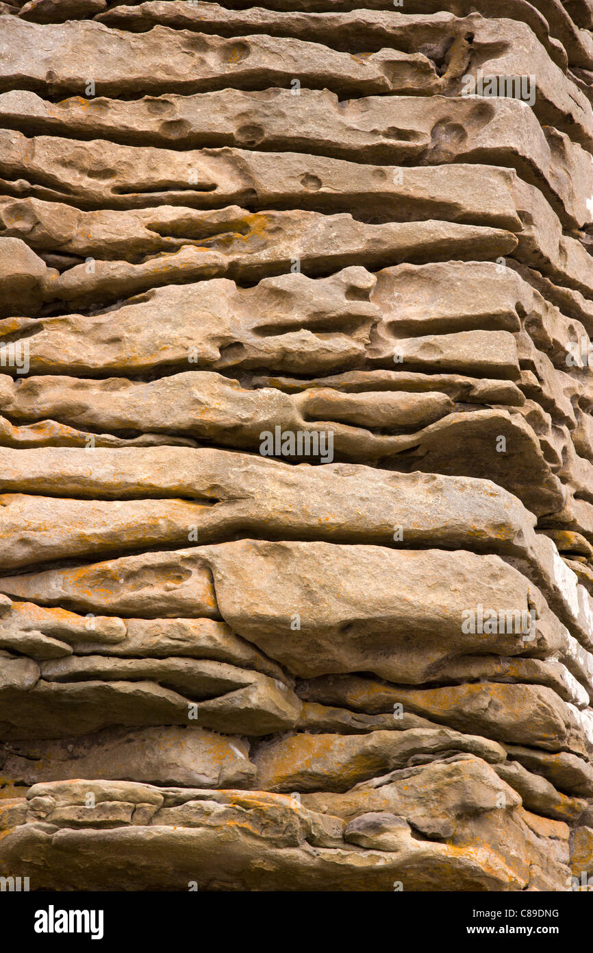 Erodierte Sedimentfelsen am Ufer des Loch Slapin in der Nähe von Kilmarie, Isle of Skye, Schottland, Großbritannien Stockfoto