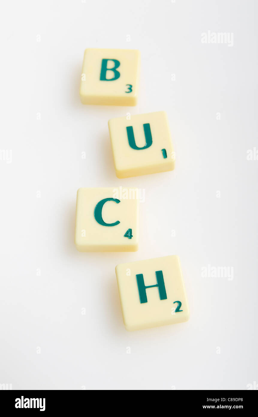 Scrabble-Spiel mit dem Wort "Buch" auf weißem Hintergrund Stockfoto