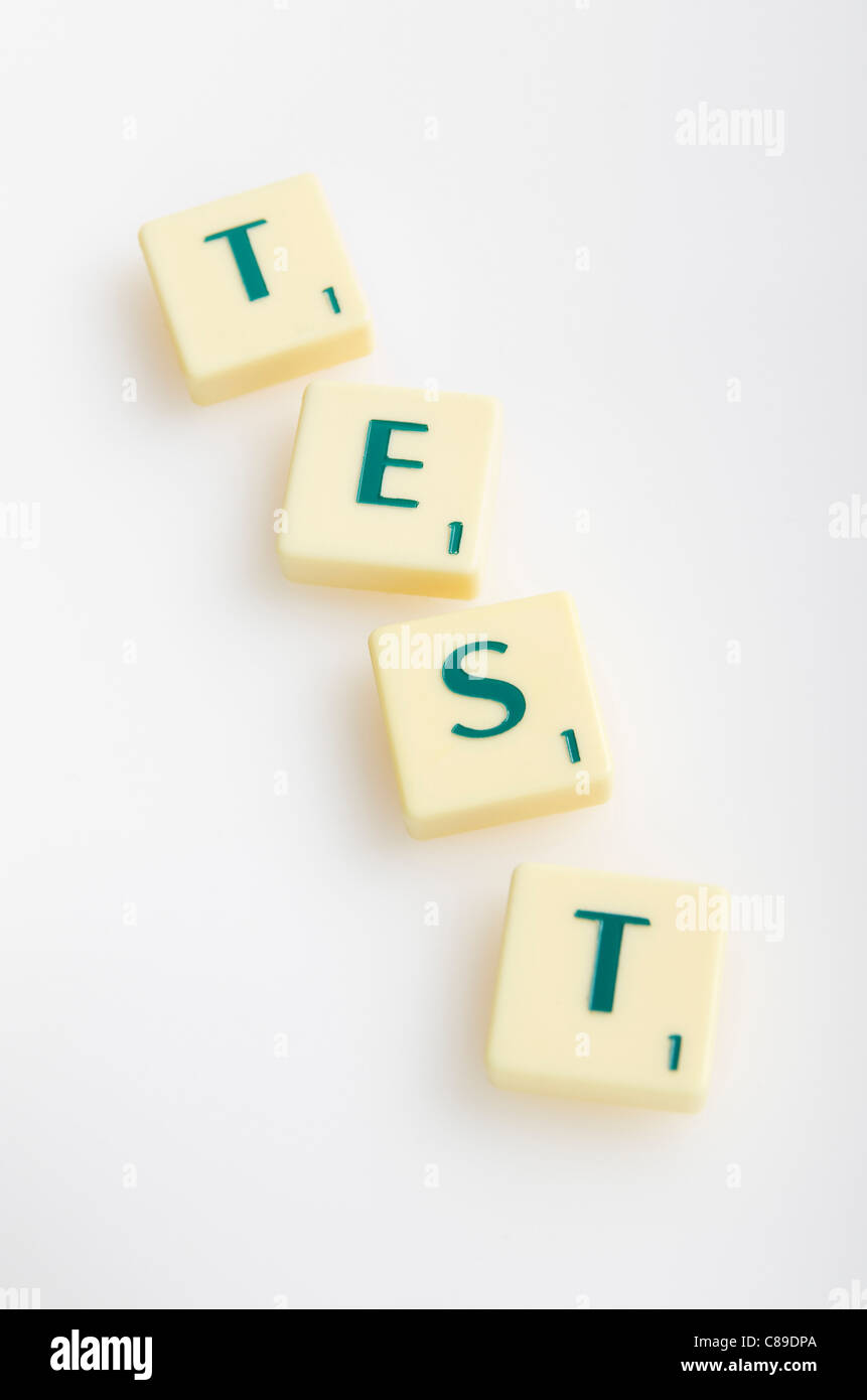 Scrabble-Spiel mit dem Wort "Test" auf weißem Hintergrund Stockfoto