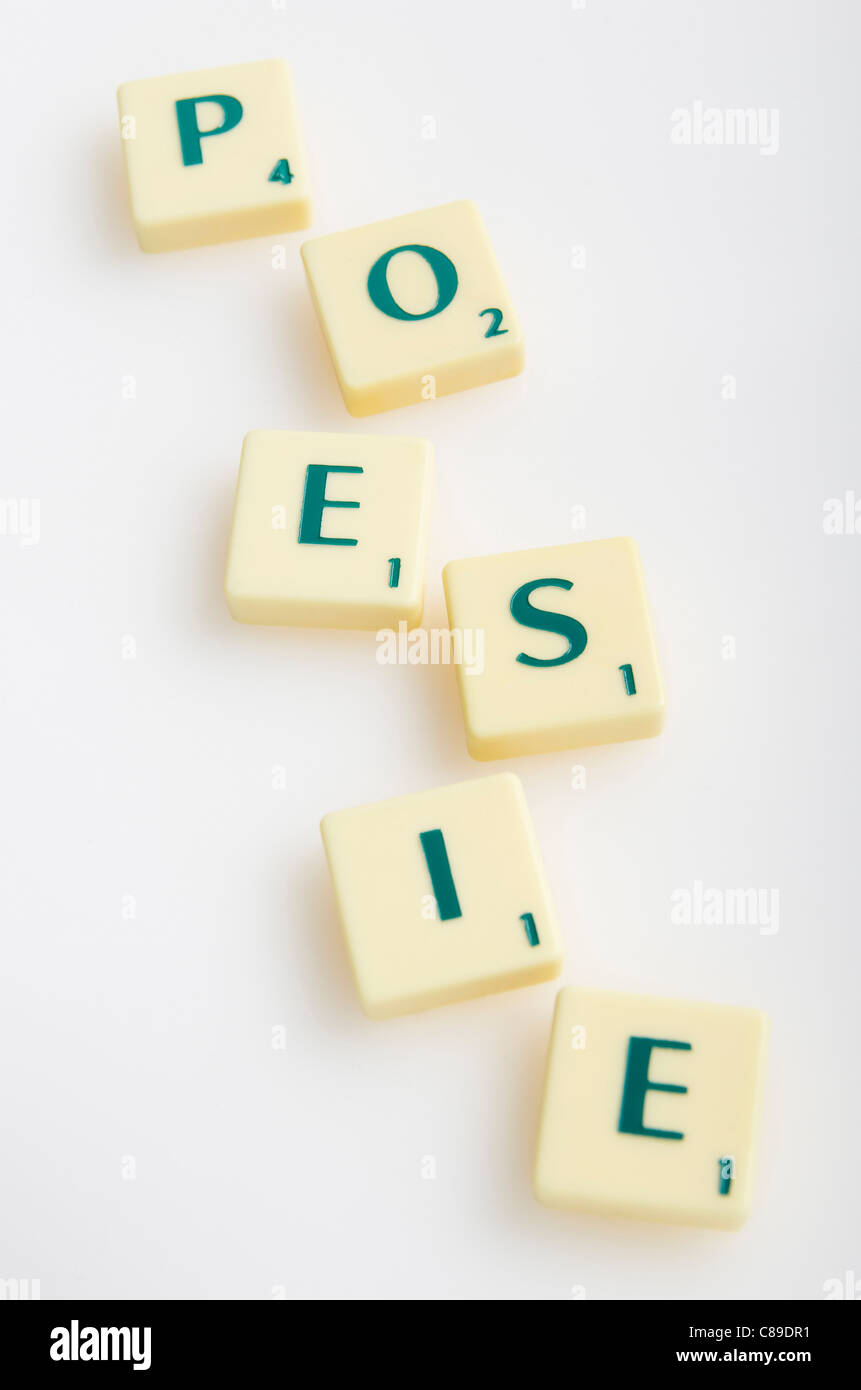 Scrabble-Spiel mit dem Wort 'Poesie' auf weißem Hintergrund Stockfoto
