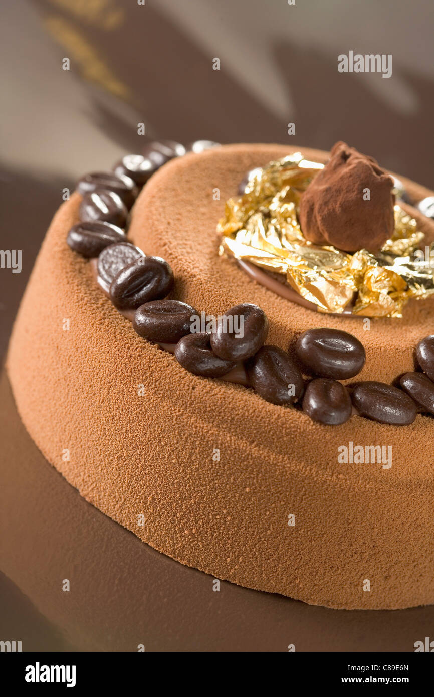 Kaffee und Schokolade Eis Kuchen garniert mit Trüffeln Stockfoto