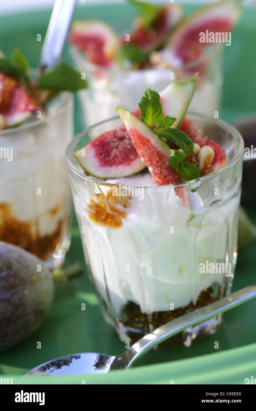 Joghurt mit frischen Feigen Stockfoto
