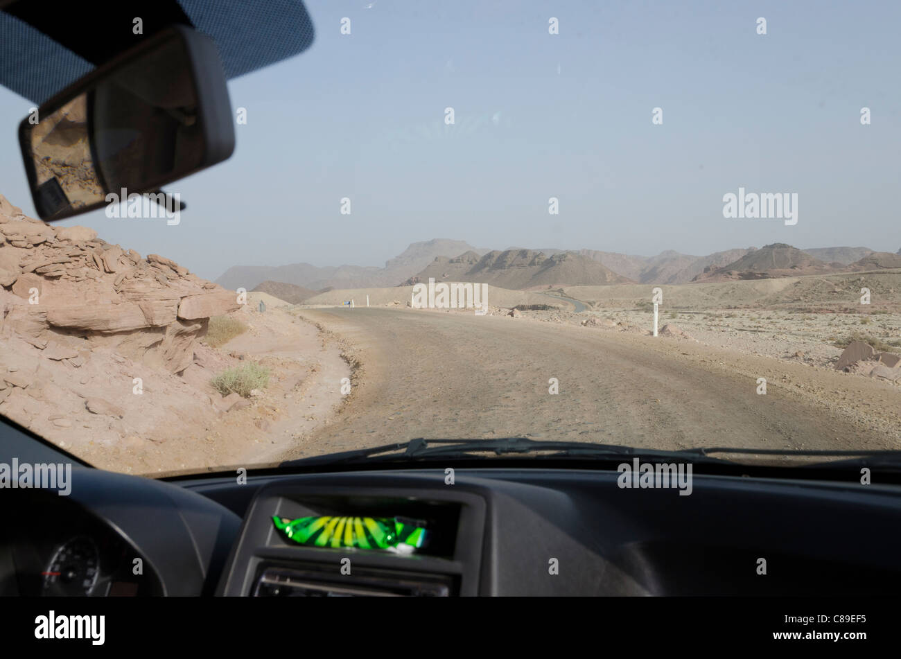 Wüste Ansicht durch Auto Windschutzscheibe. Timna Park. Arava-Tal. Israel Stockfoto