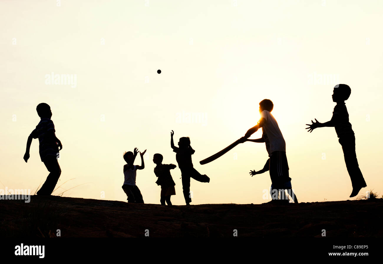 Silhouette des indischen jungen französischen Fussball bei Sonnenuntergang in Indien Stockfoto