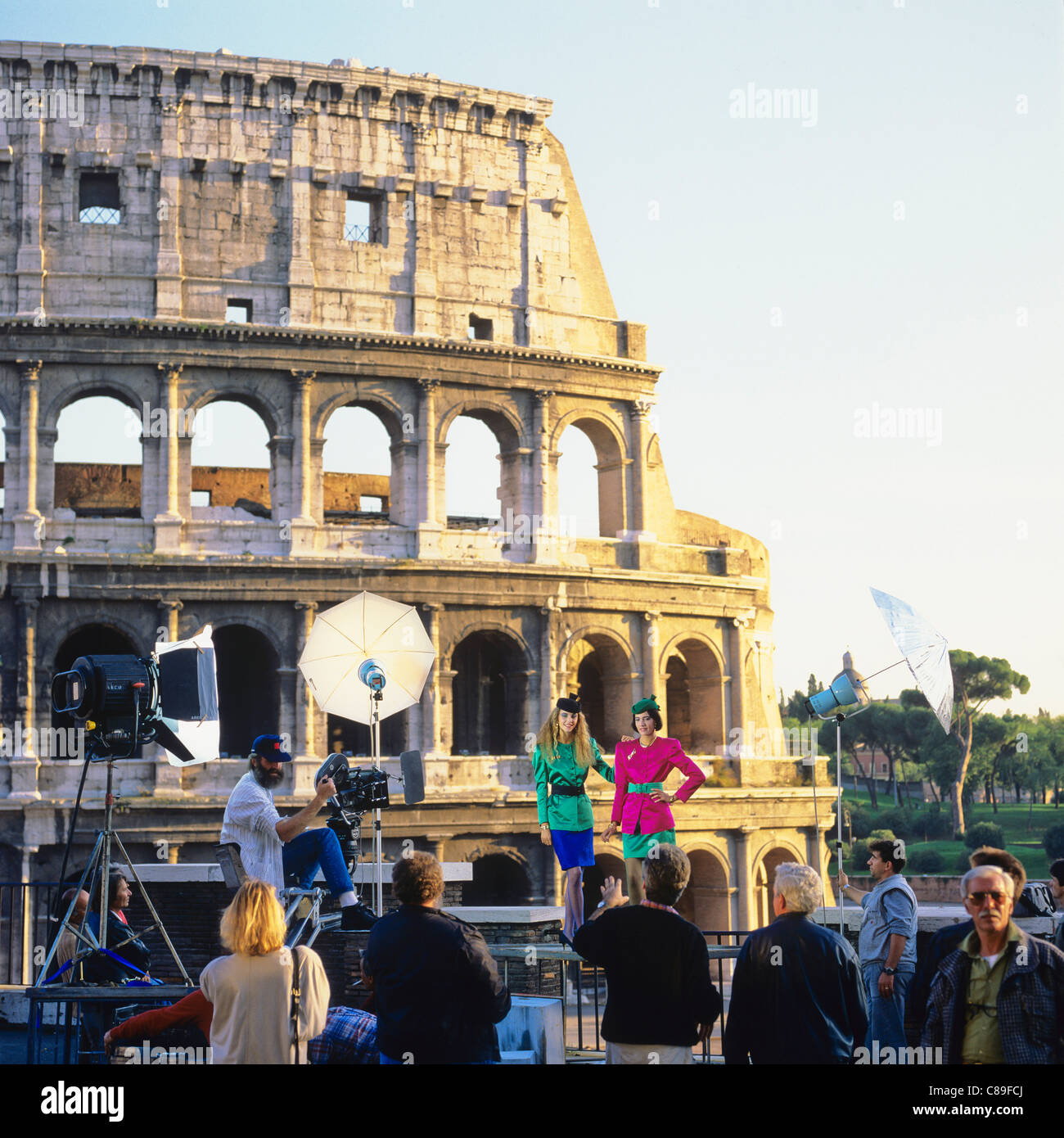 Filmteam und vor dem Colosseum Rome Italy Europe Stockfoto