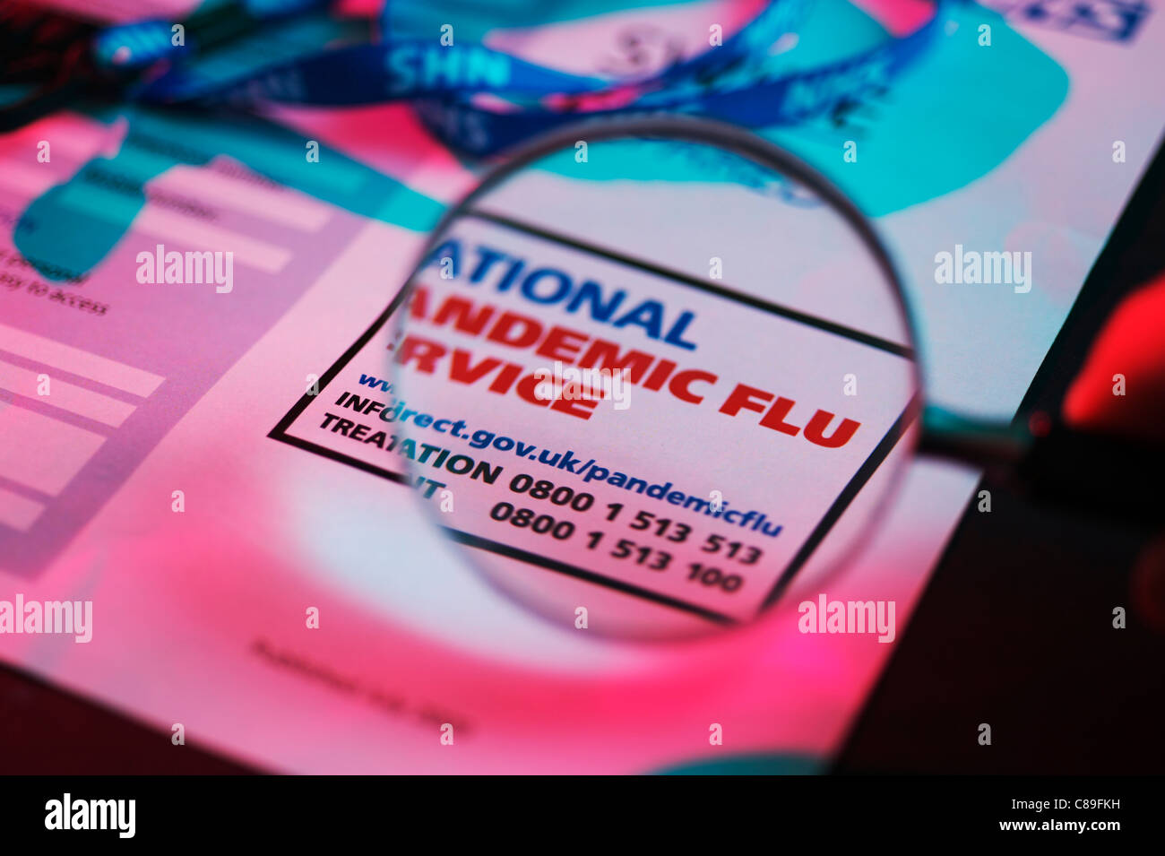 Nationalen pandemische Grippe Service Broschüre mit NHS Halskette, vergrößert Stockfoto Nationalen pandemische Grippe Service Broschüre mit NHS Halskette, vergrößert Stockfoto