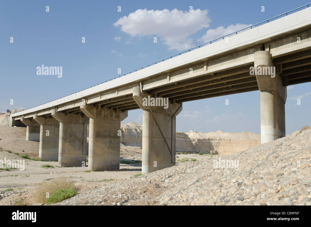 Straßenbrücke auf Straße 90 in der Wüste. Arava-Tal. Israel Stockfoto