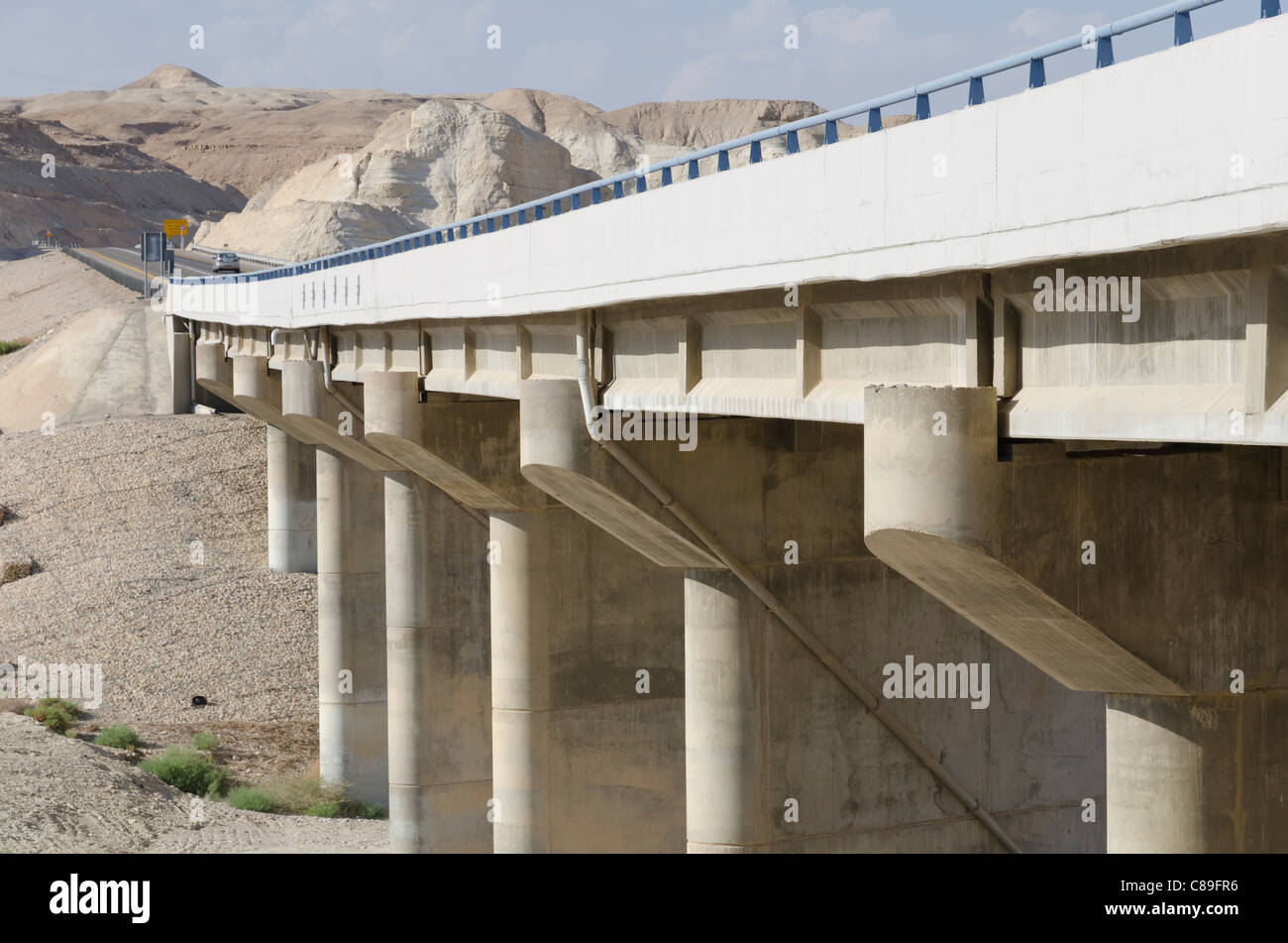 Straßenbrücke auf Straße 90 in der Wüste. Arava-Tal. Israel Stockfoto