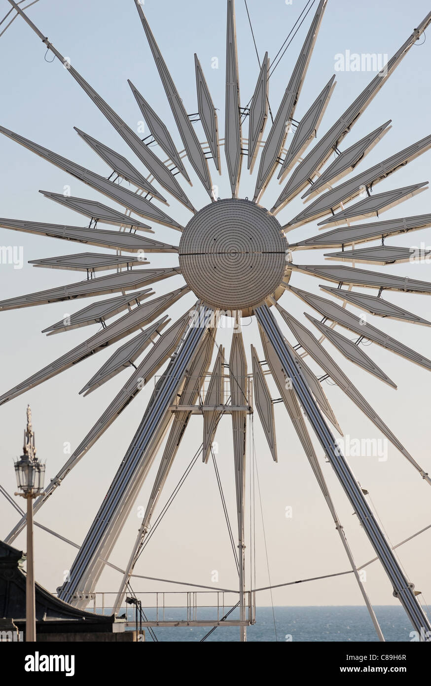 Ein Blick aus dem Landesinneren der neuen Brighton Rad oder Wheel of Excellence an der Strandpromenade. Stockfoto