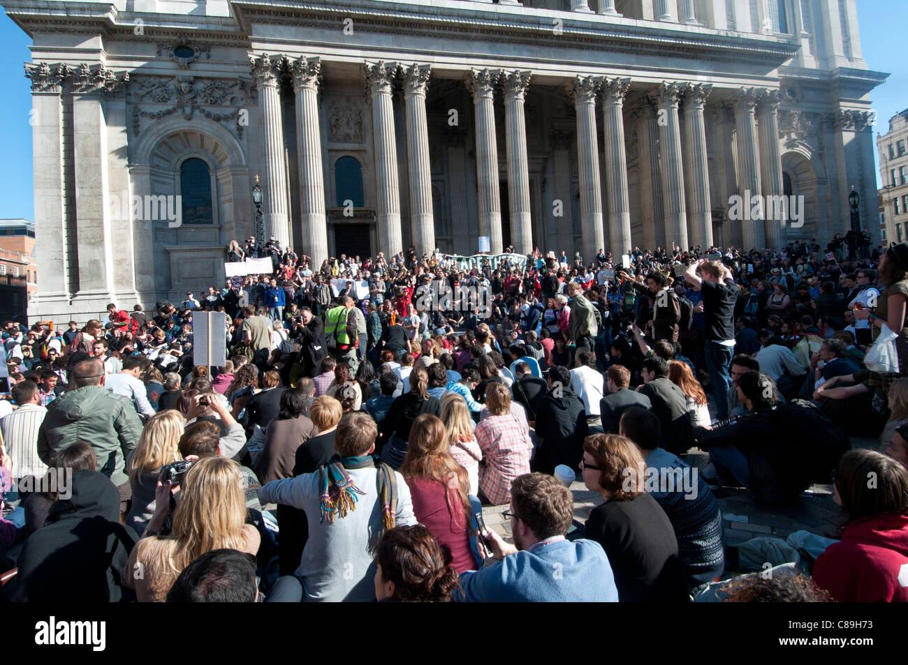 London zu besetzen. Eine große Menschenmenge Platz vor St. Pauls Stockfoto