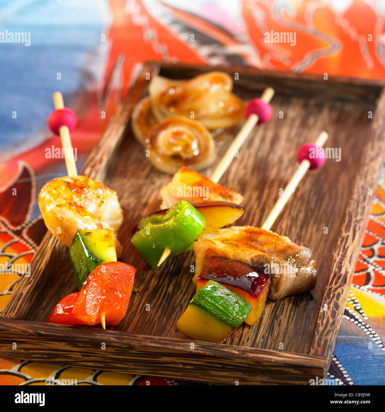 Karamellisierter Fisch und Zwiebel-Spieße Stockfoto