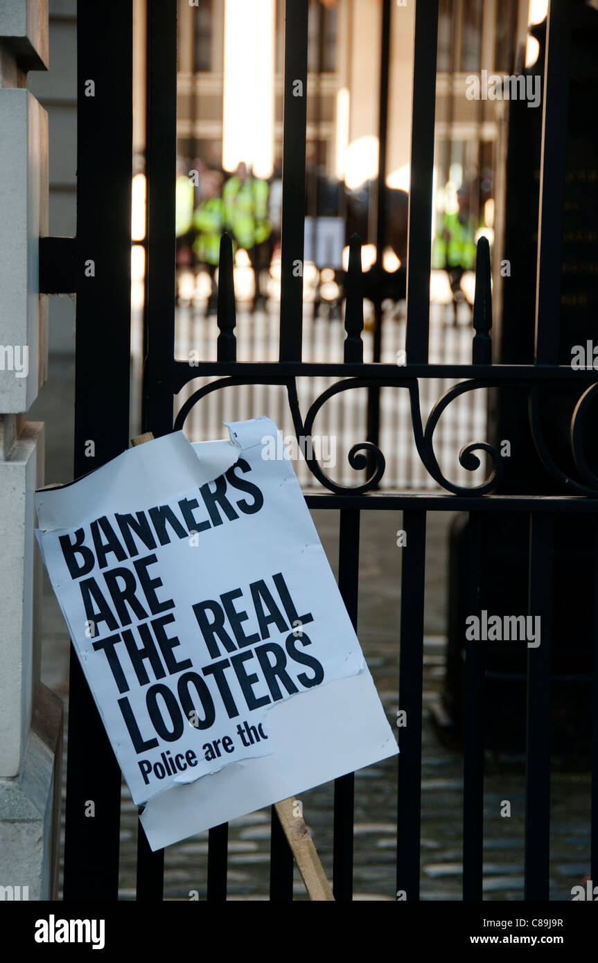 London.Sign sagen, dass Banker der realen Plünderer neben Eingang zum Paternoster Square sind zu besetzen Stockfoto