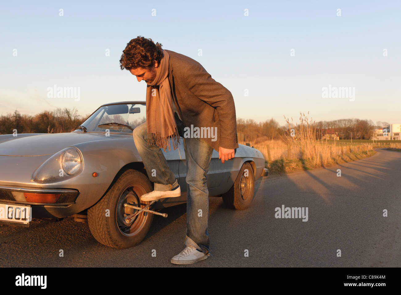 Deutschland, Hamburg, Mann Reifen der klassischen Cabriolet Auto ändern Stockfoto