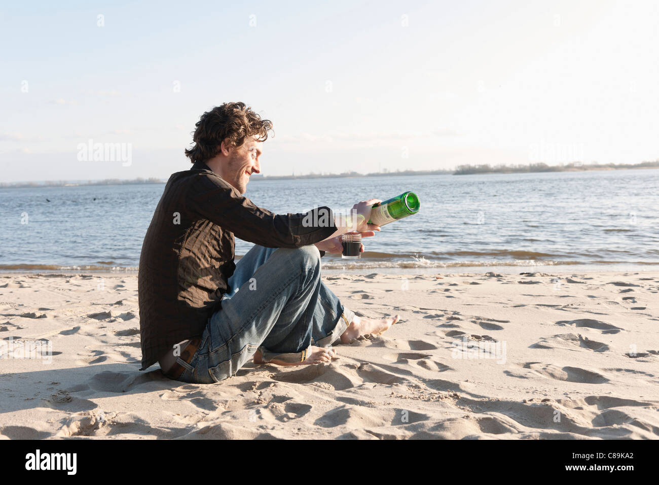 Deutschland, Hamburg, Man gießt Wein im Glas in der Nähe von Elbe-riverside Stockfoto