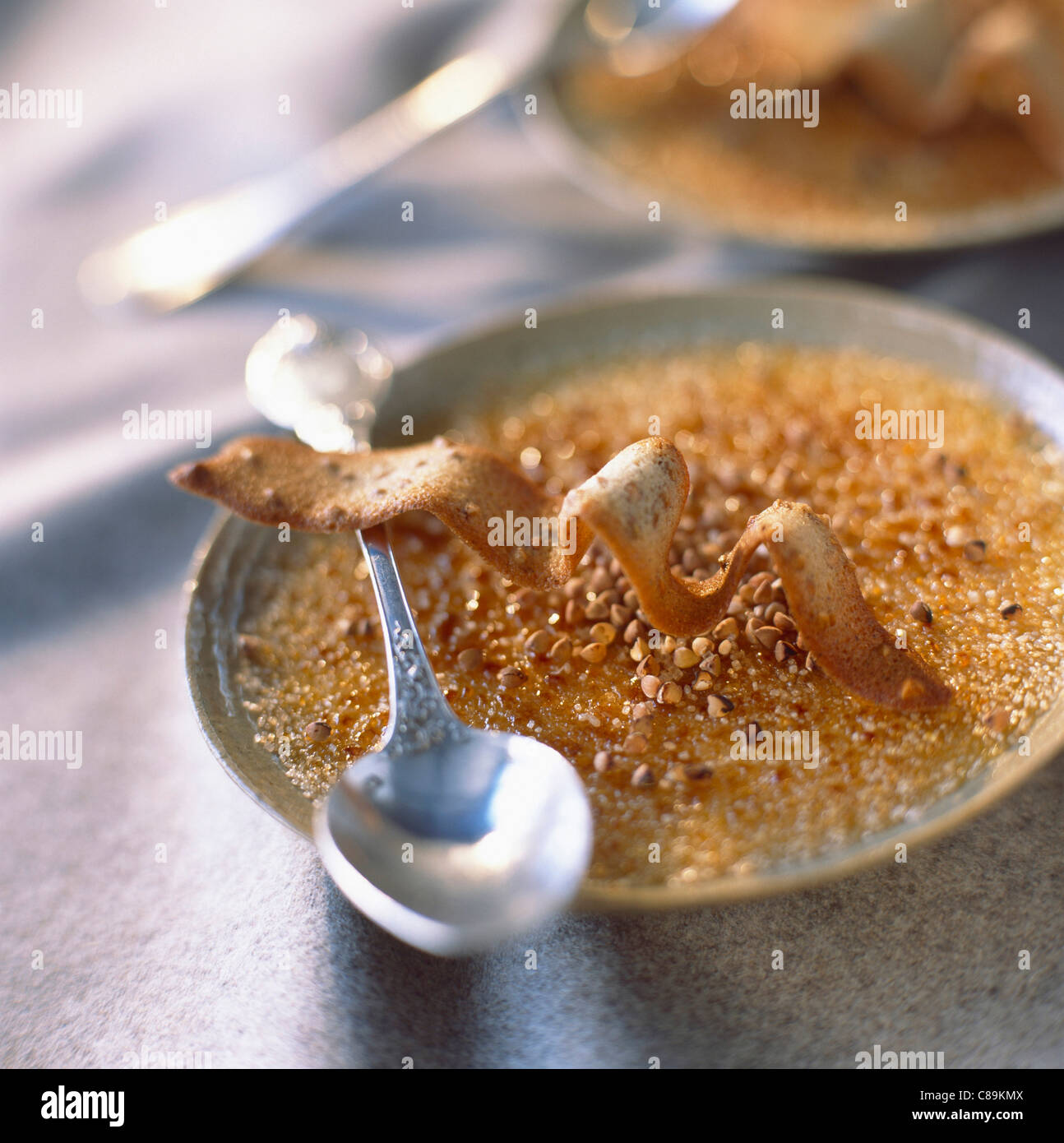 Crème Brûlée mit gegrilltem Buchweizen Stockfoto