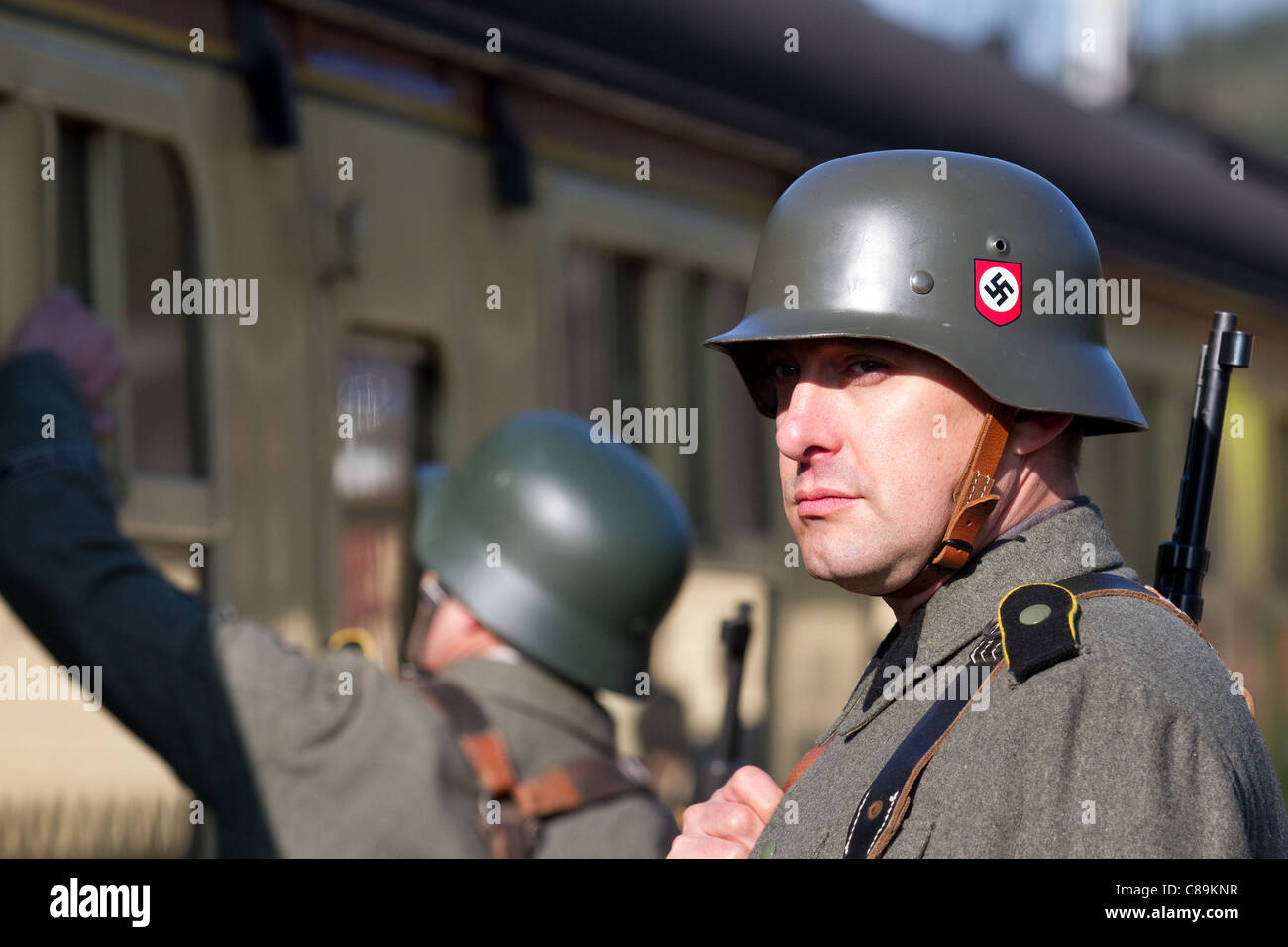 1940 Kriegszeit Armee Mann, Deutschen mit 'Le Visham' oder Levisham am 15. 16. Oktober 2011. Kostümierter Soldaten und den Zweiten Weltkrieg, Zweiter Weltkrieg, Zweiter Weltkrieg, Weltkrieg, WW2 Re-enactors an der Pickering Krieg und kriegerische Wochenende, North Yorkshire, Großbritannien Stockfoto