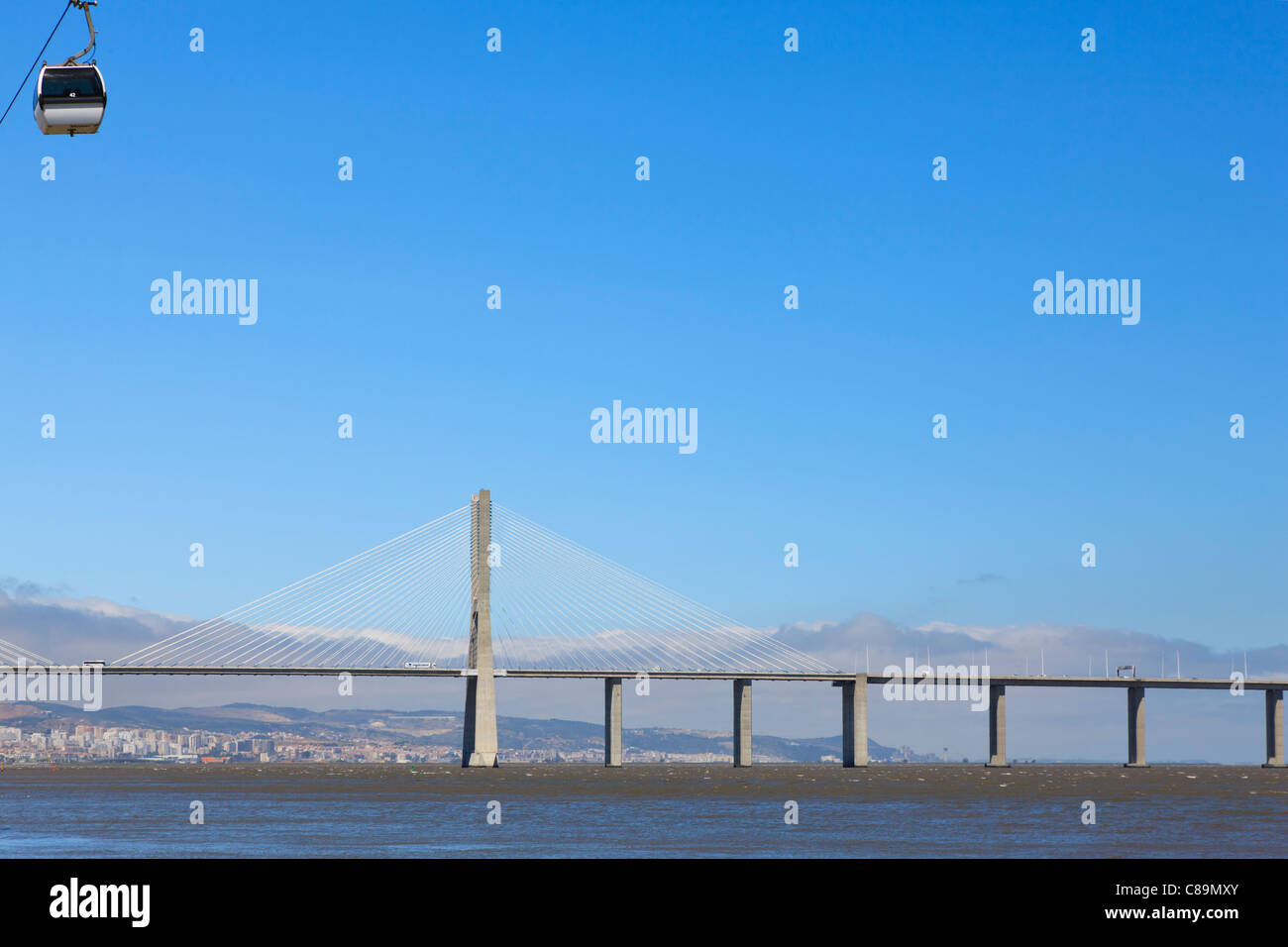 Europa, Portugal, Lissabon, Parque Das Nacoes, Ansicht von Vasco da Gama Brücke und Seilbahn über Tejo Stockfoto