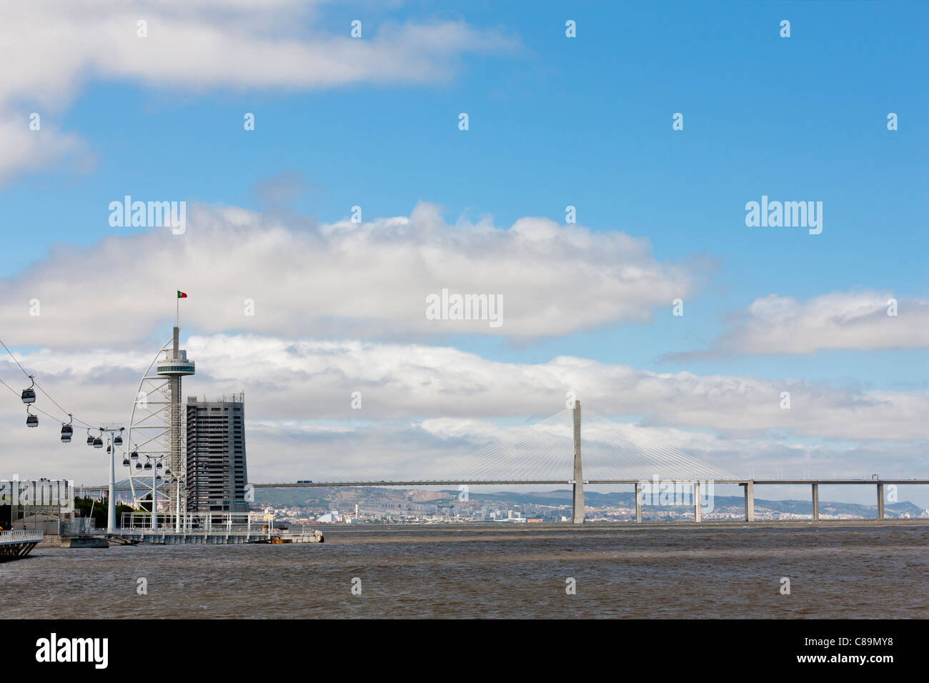 Europa, Portugal, Lissabon, Parque Das Nacoes, Ansicht von Vasco da Gama Turm und Vasco da Gama Brücke Stockfoto