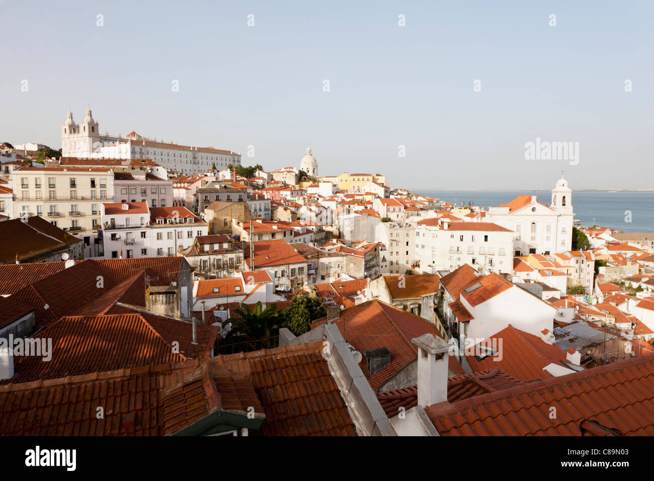 Europa, Portugal, Lissabon, Alfama, Blick auf Stadt mit Kirche von São Vicente de Fora und Kirche Santo Estevao Stockfoto