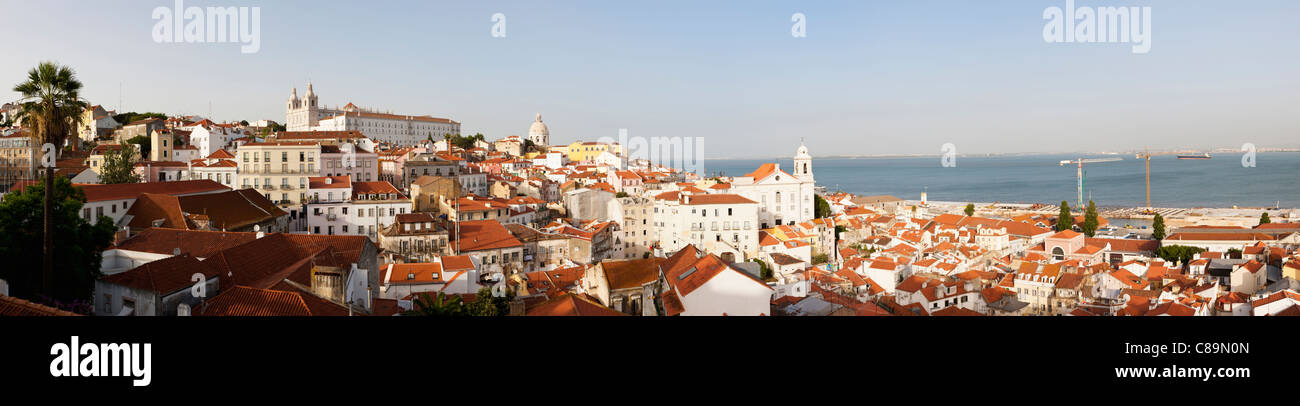 Europa, Portugal, Lissabon, Alfama, Blick auf Stadt mit Kirche von São Vicente de Fora und Kirche Santo Estevao Stockfoto