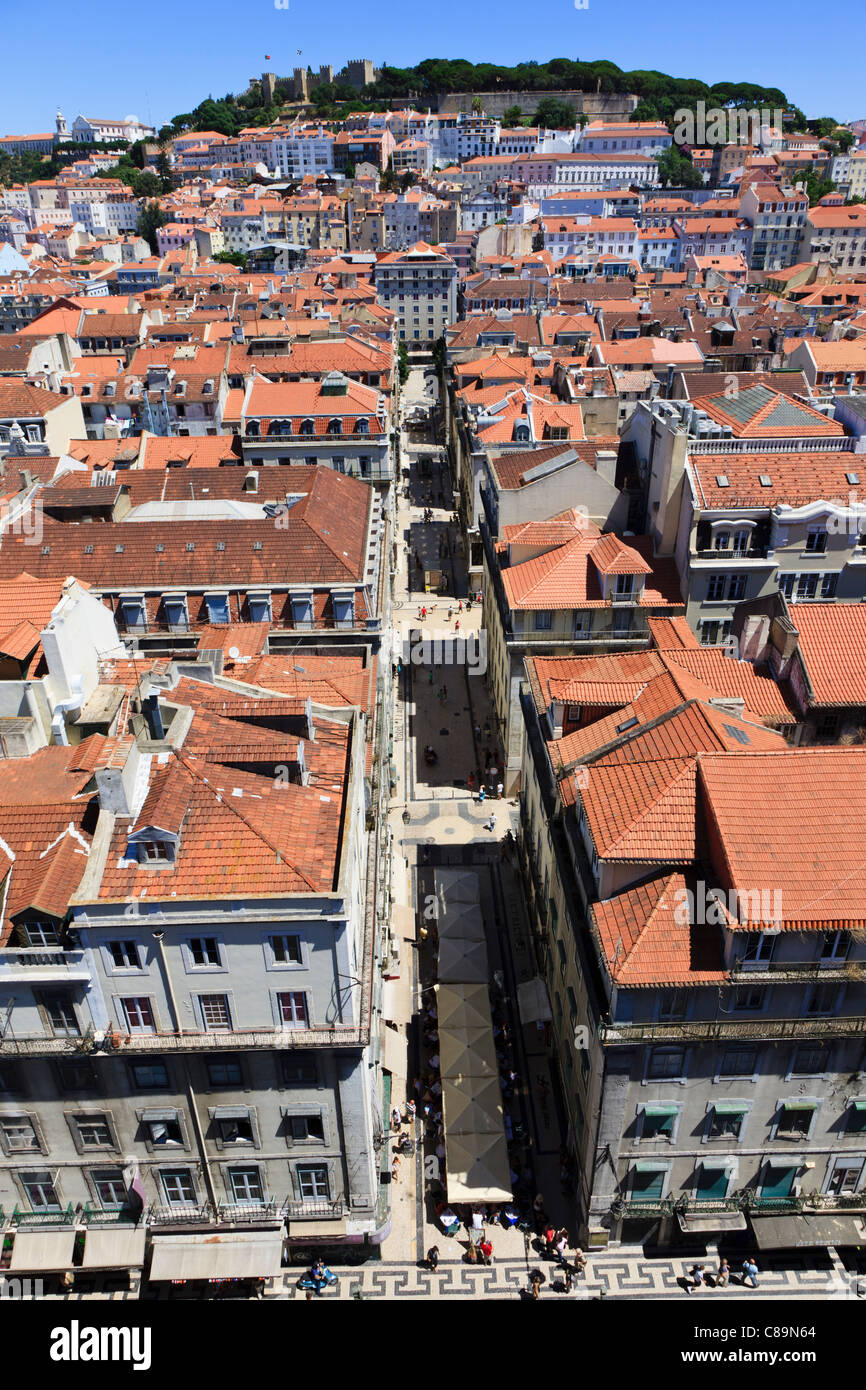 Europa, Portugal, Lissabon, Baixa, Blick auf Stadt mit Burg Castelo de Sao Jorge Stockfoto