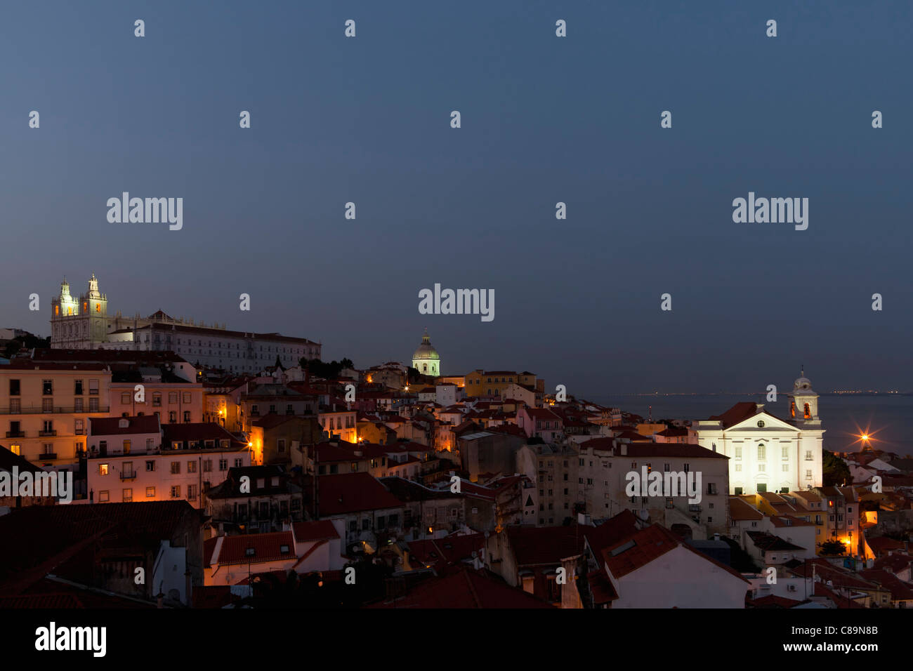 Europa, Portugal, Lissabon, Alfama, Blick auf Stadt mit Kirche von São Vicente de Fora und Kirche Santo Estevao nachts Stockfoto