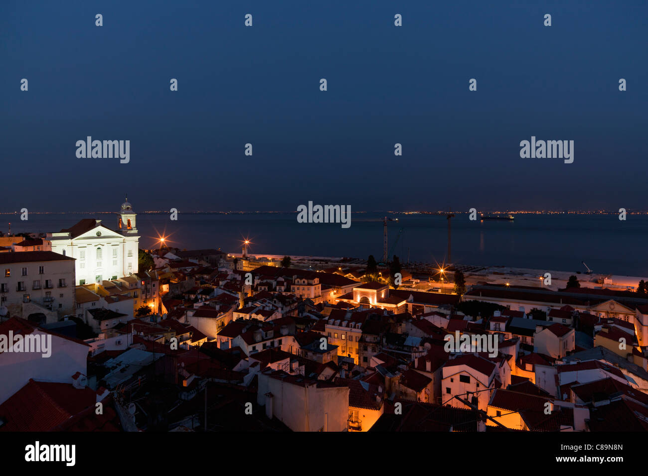 Europa, Portugal, Lissabon, Alfama, Blick auf Stadt mit Kirche von São Vicente de Fora und Kirche Santo Estevao nachts Stockfoto