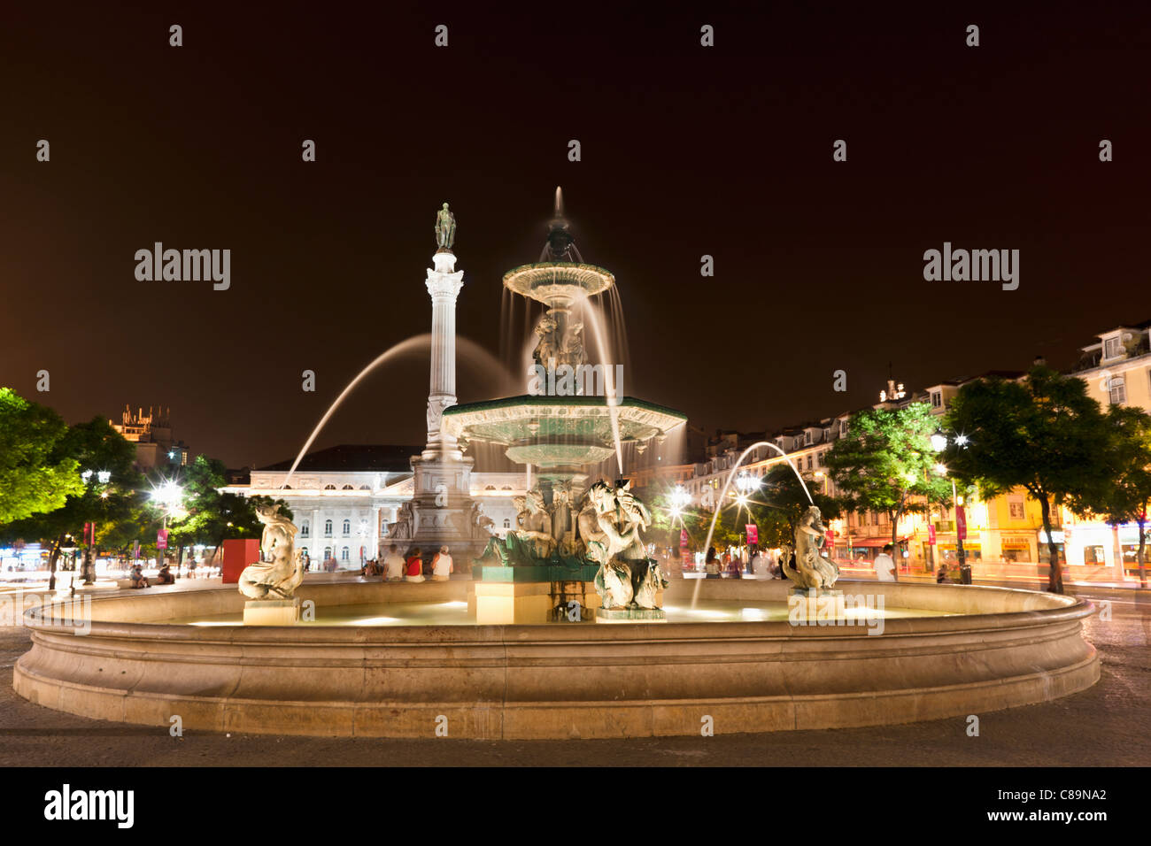 Europa, Portugal, Lissabon, Baixa, Blick auf Bronze Brunnen und Statue von König Pedro IV in Rossio in der Nacht Stockfoto