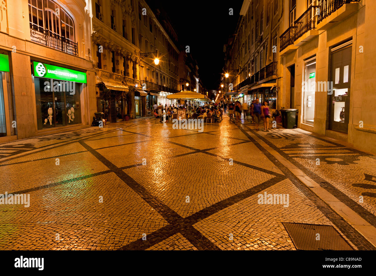 Europa, Portugal, Lissabon, Baixa, Sicht auf Rua Augusta Straße mit Fußgänger und shopping-Meile in der Nacht Stockfoto