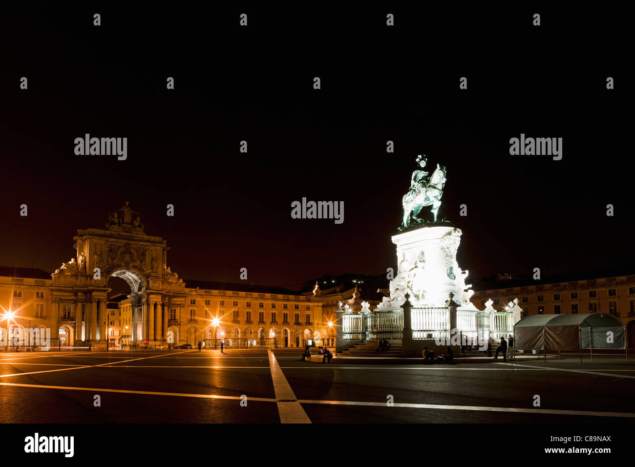 Europa, Portugal, Lissabon, Ansicht der Praça Comercio mit Statue des Königs Johann ich nachts Stockfoto