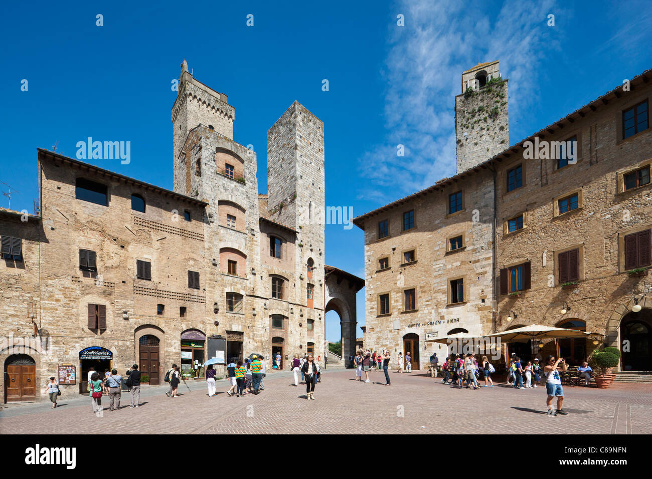 Italien, Toskana, San Gimignano, Ansicht der Piazza della Cisterna Stockfoto
