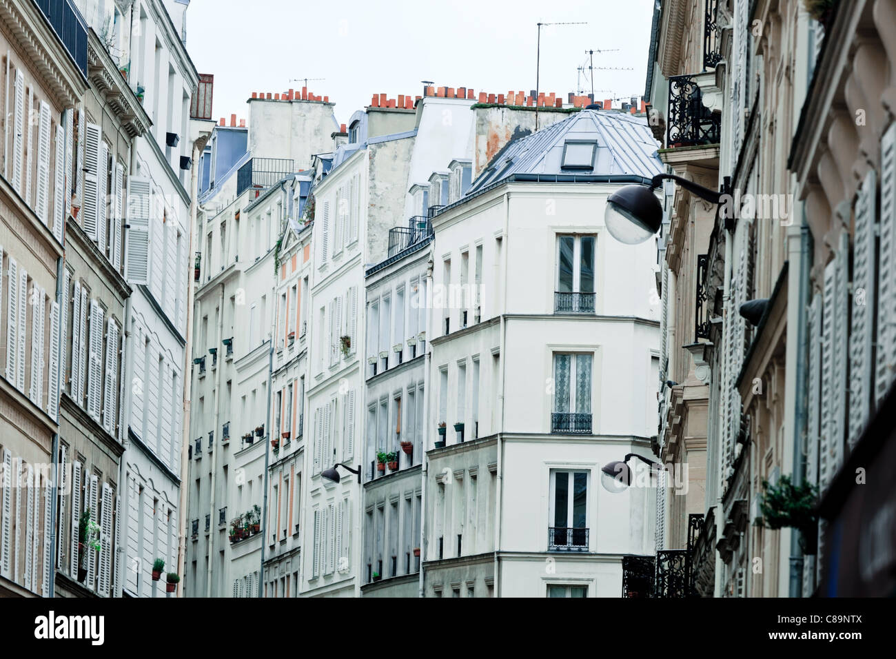 Dichten Häusern der Pigalle Viertel von Paris mit Tele Objektiv geschossen Stockfoto