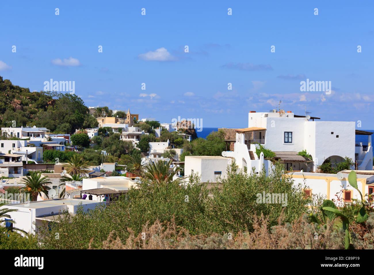 Typische Ansicht der Insel Panarea mit charakteristischen weißen Häuser Stockfoto