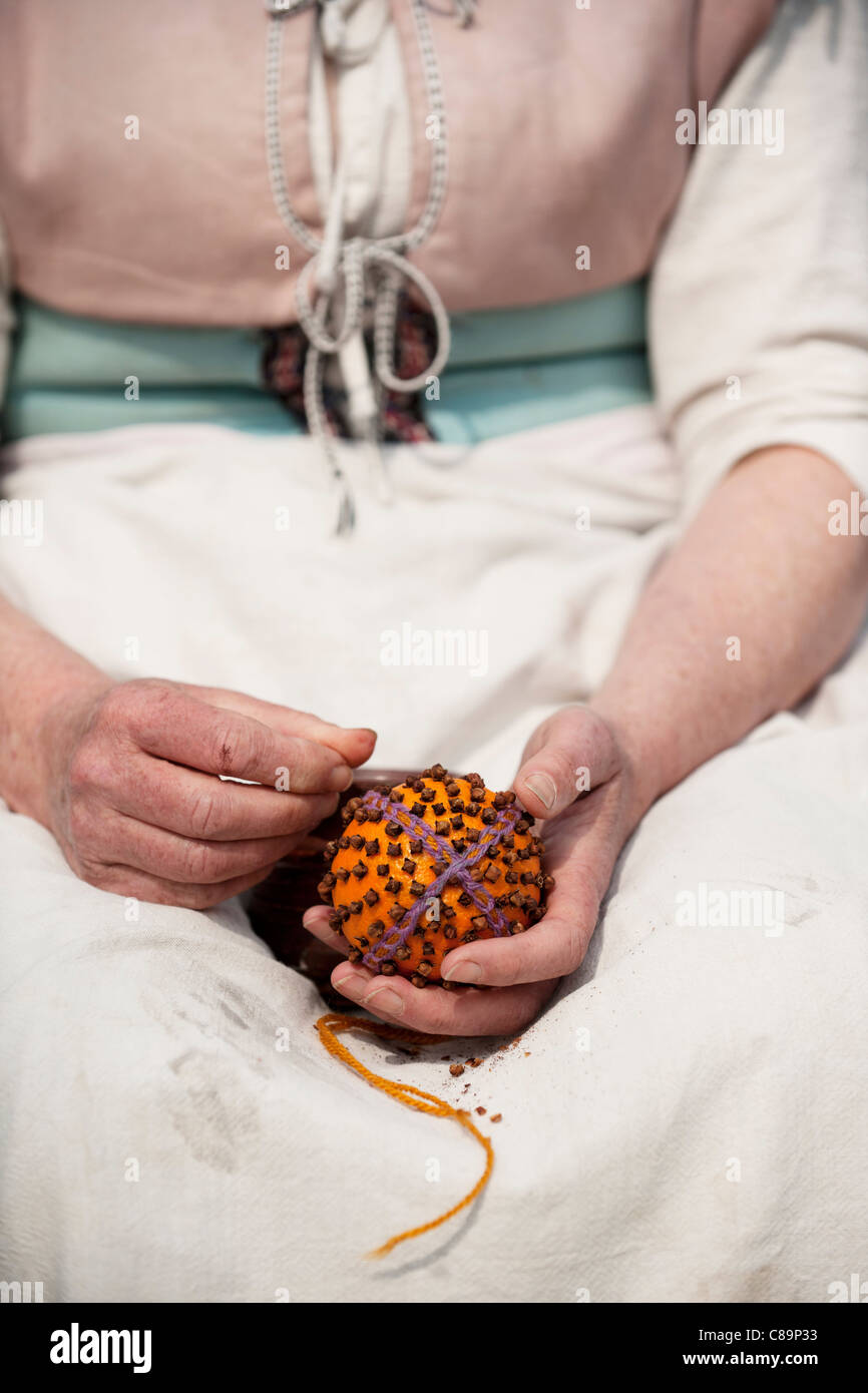 Frau macht Orange pomanders Stockfoto