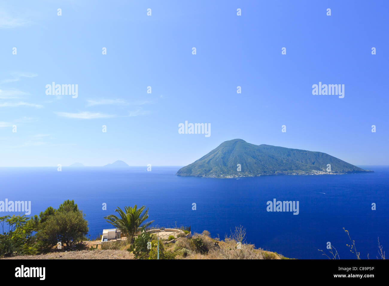 Äolischen Inseln sichtbar von Lipari in Italien Stockfoto
