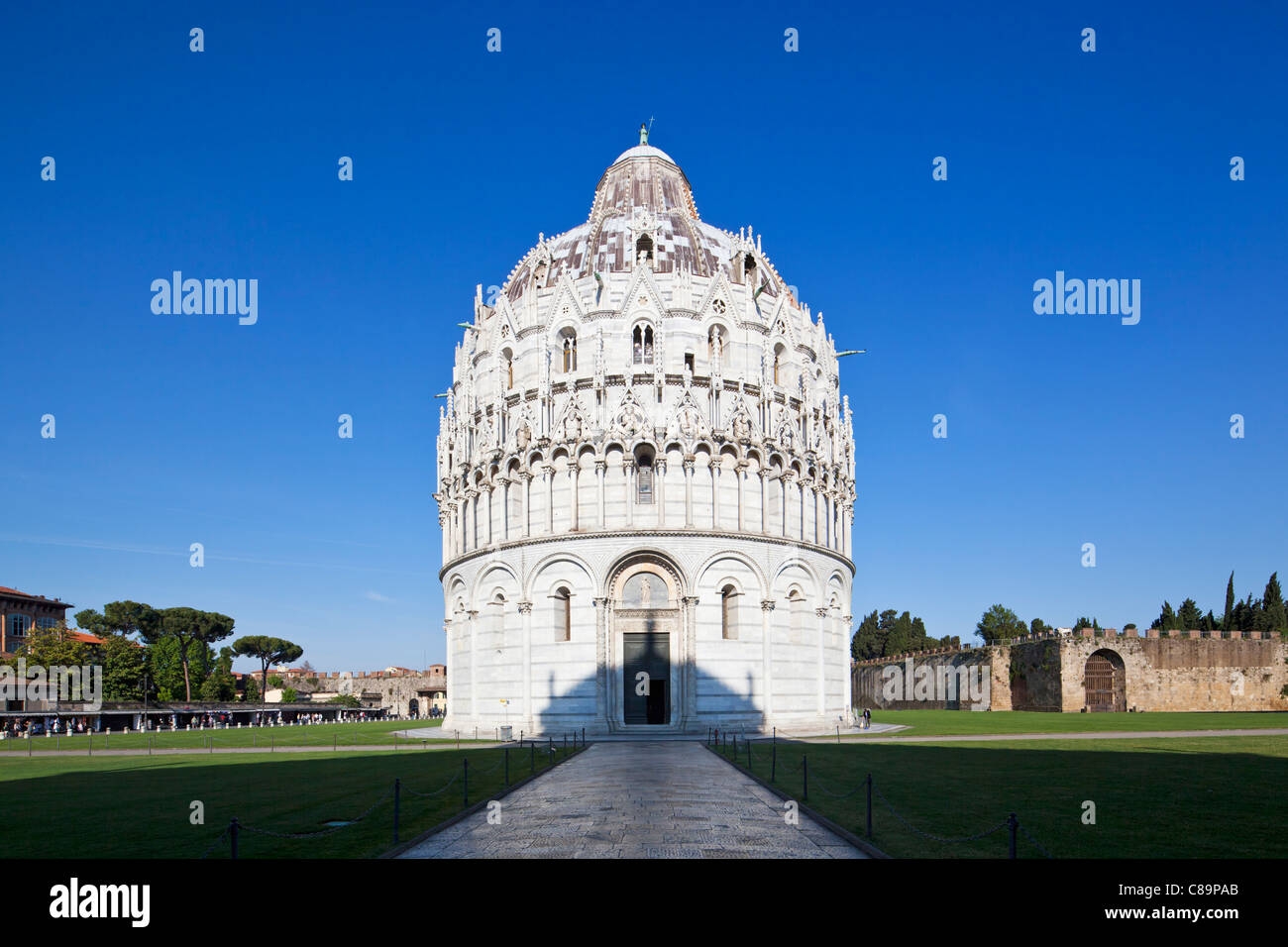 Italien, Toskana, Pisa, Piazza dei Miracoli, Ansicht des Baptisterium Stockfoto