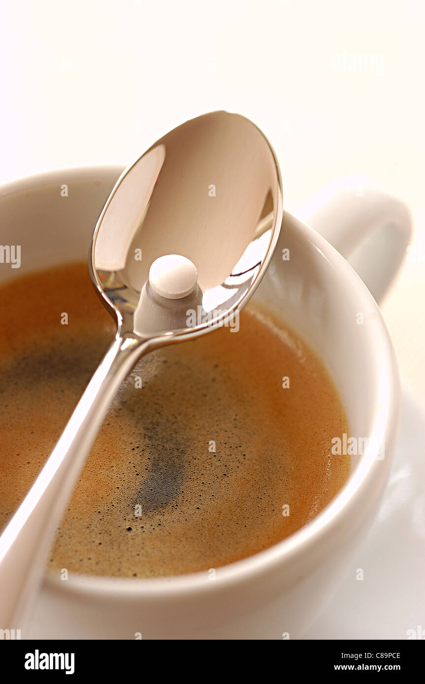 Künstlicher Süßstoff auf Löffel mit Kaffee Stockfoto